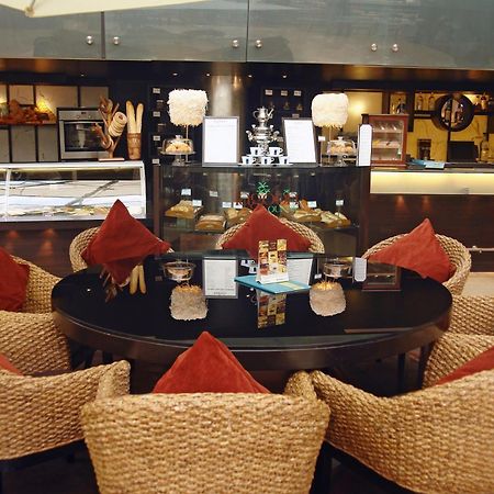 Hotel Sahara Star Mumbai Kültér fotó The lounge at the airport