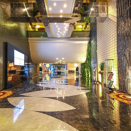 Hotel Sahara Star Mumbai Kültér fotó Lobby