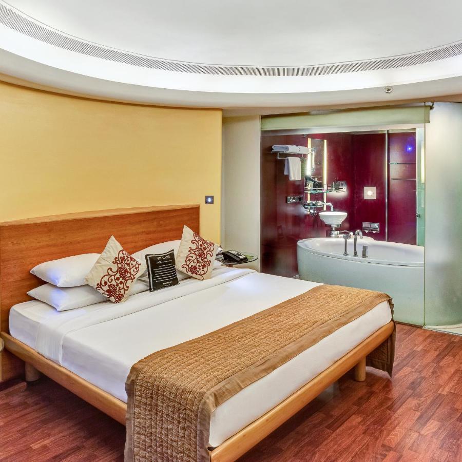 Hotel Sahara Star Mumbai Kültér fotó A room at the hotel
