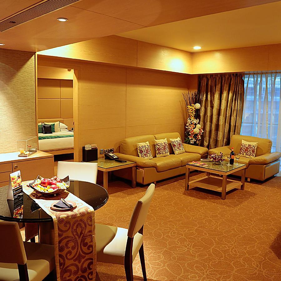 Hotel Sahara Star Mumbai Kültér fotó A suite at the hotel