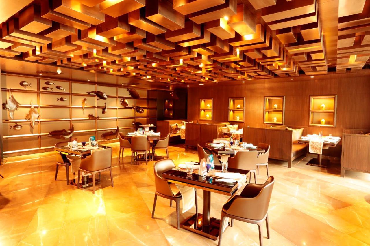 Hotel Sahara Star Mumbai Kültér fotó The interior of the restaurant