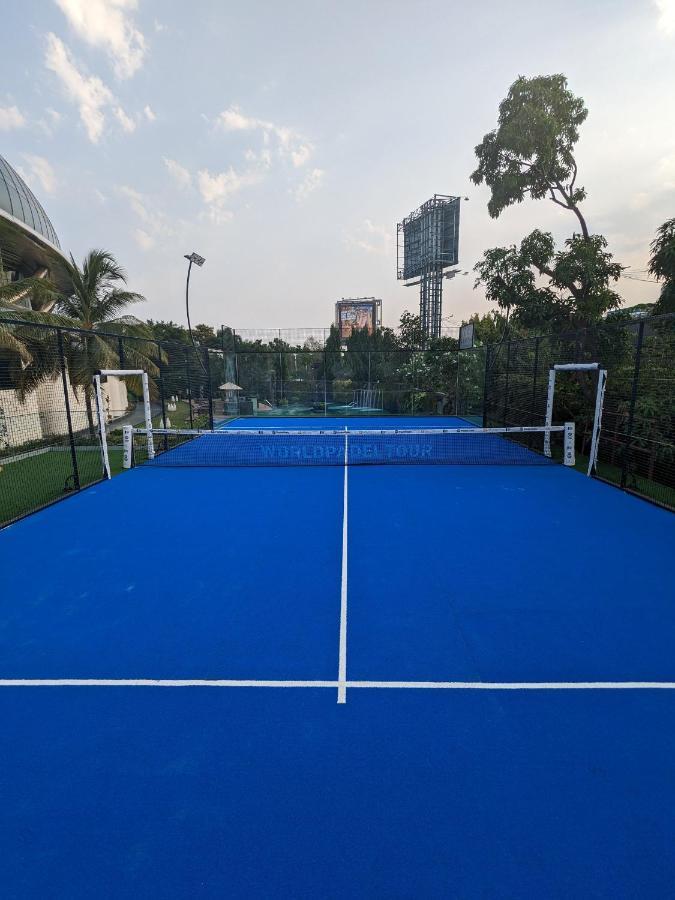 Hotel Sahara Star Mumbai Kültér fotó A blue turf hockey field