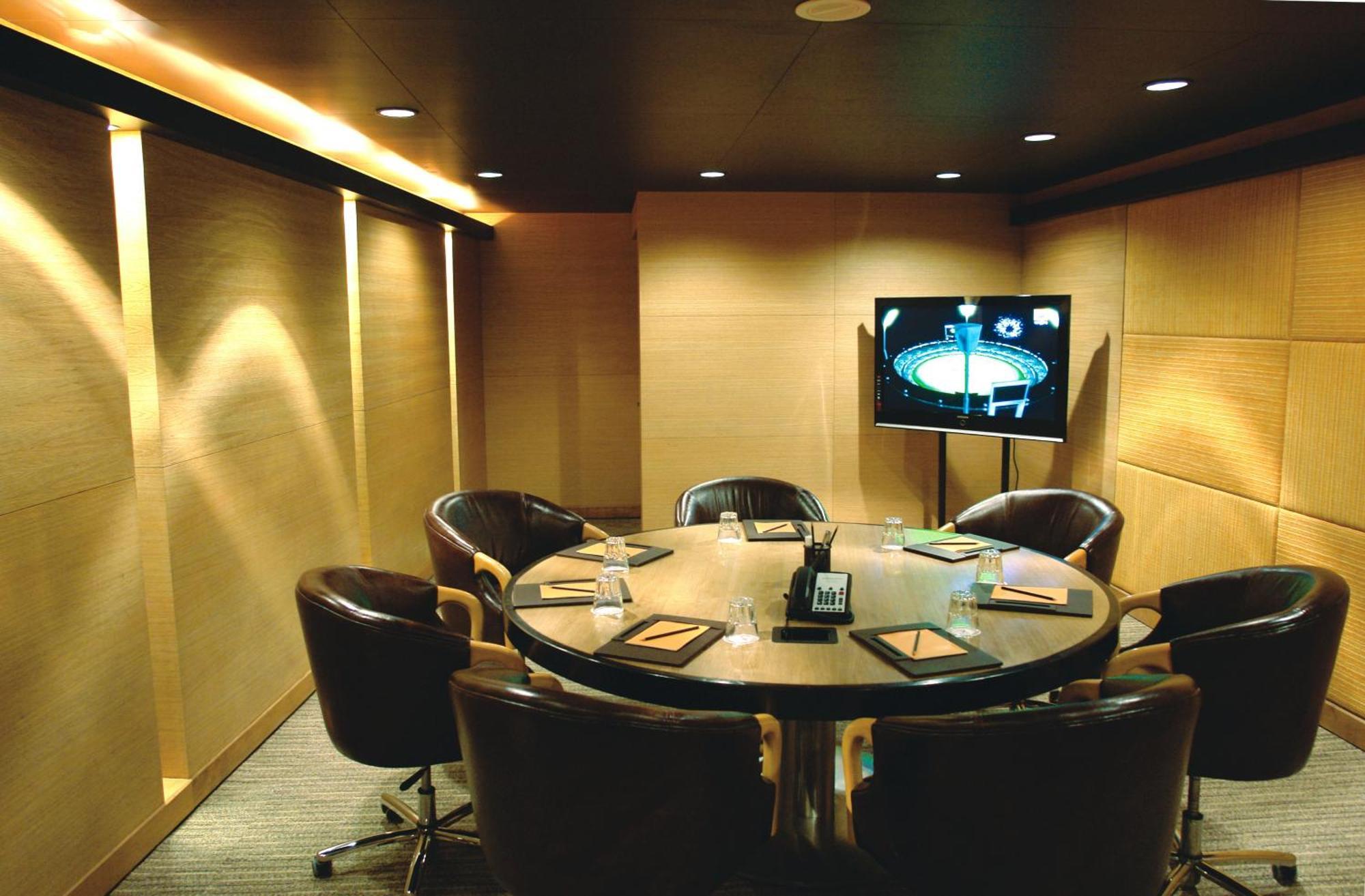 Hotel Sahara Star Mumbai Kültér fotó A meeting room with a videoconferencing system