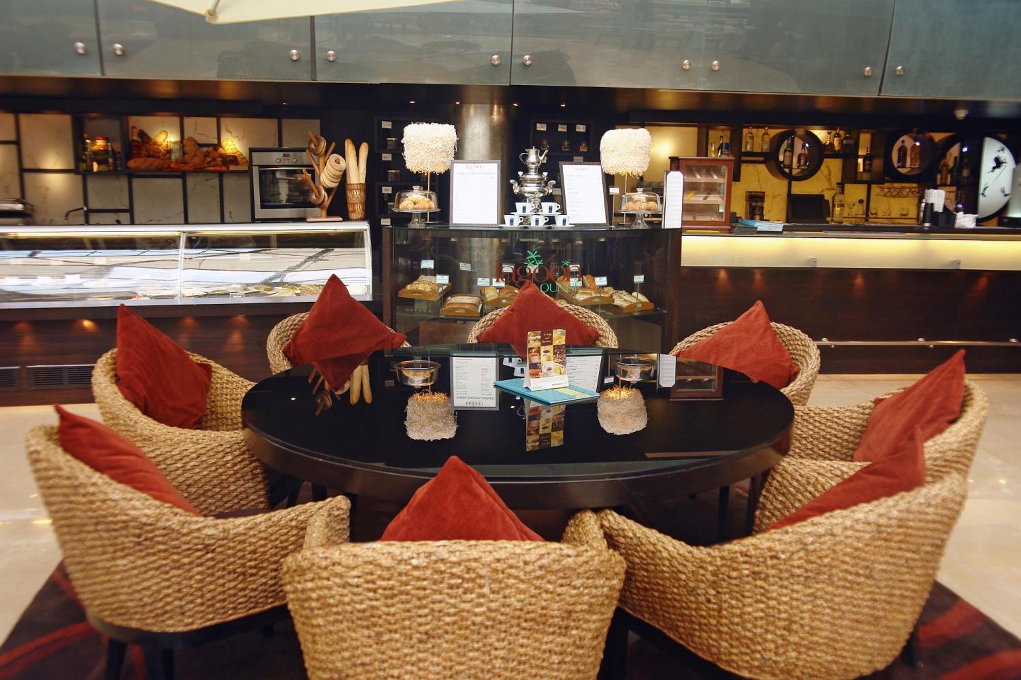 Hotel Sahara Star Mumbai Kültér fotó The lounge at the airport