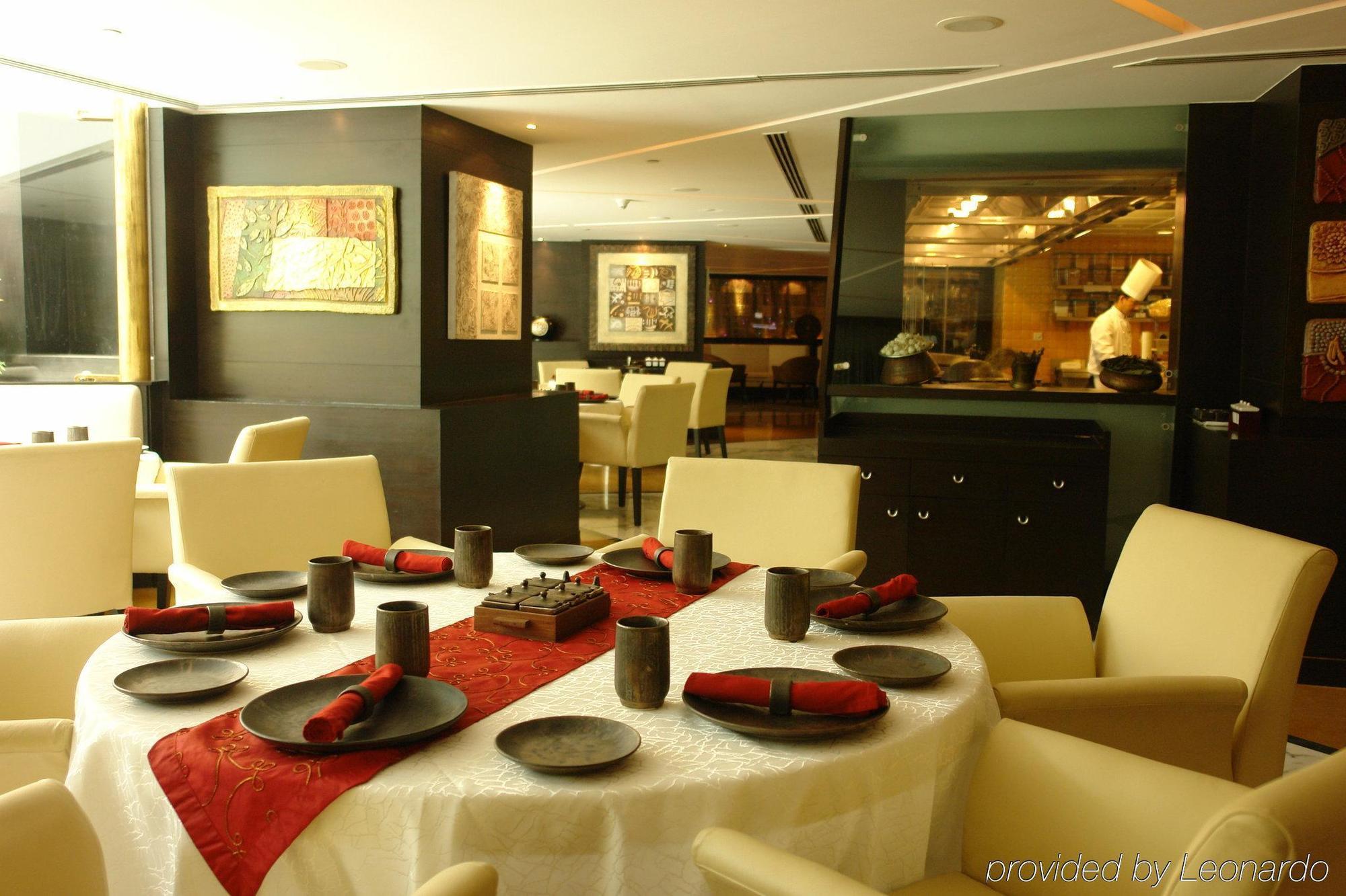 Hotel Sahara Star Mumbai Étterem fotó A restaurant in a hotel