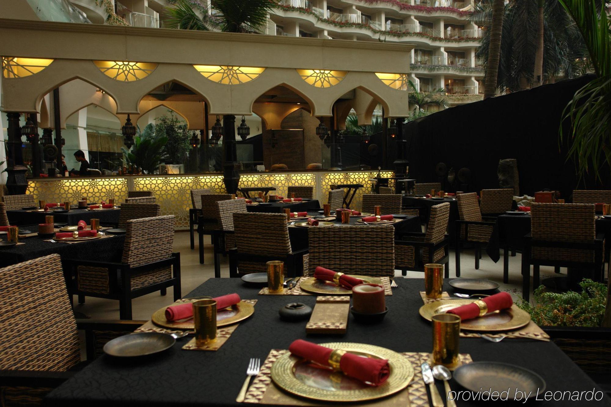 Hotel Sahara Star Mumbai Étterem fotó The interior of the restaurant