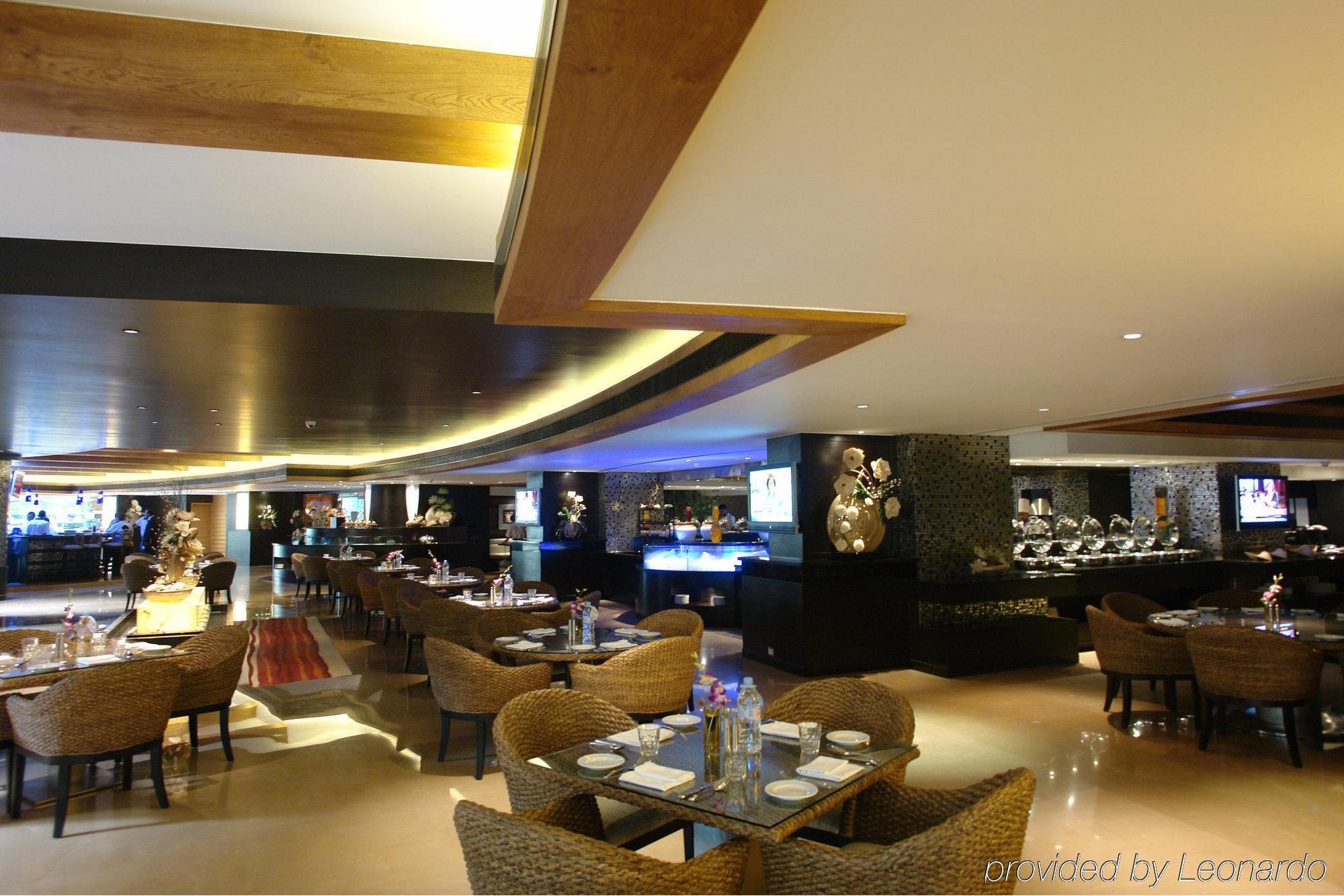 Hotel Sahara Star Mumbai Étterem fotó The interior of the hotel's restaurant