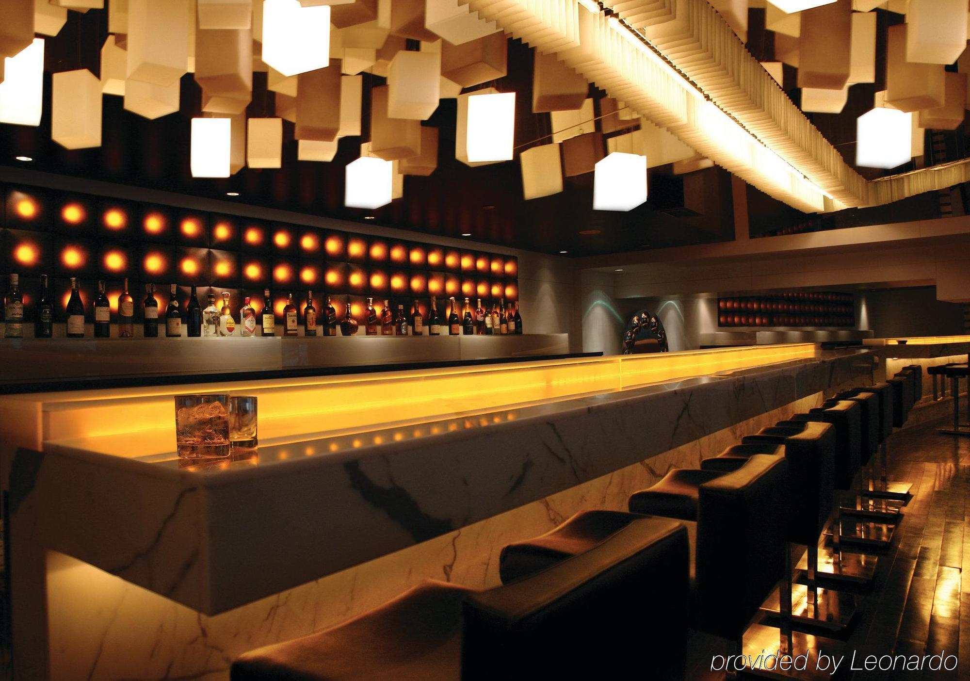 Hotel Sahara Star Mumbai Étterem fotó The bar at the 101 bar