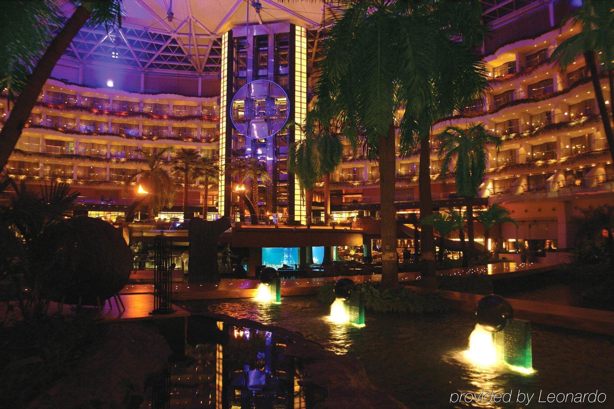 Hotel Sahara Star Mumbai Beltér fotó The interior of the hotel