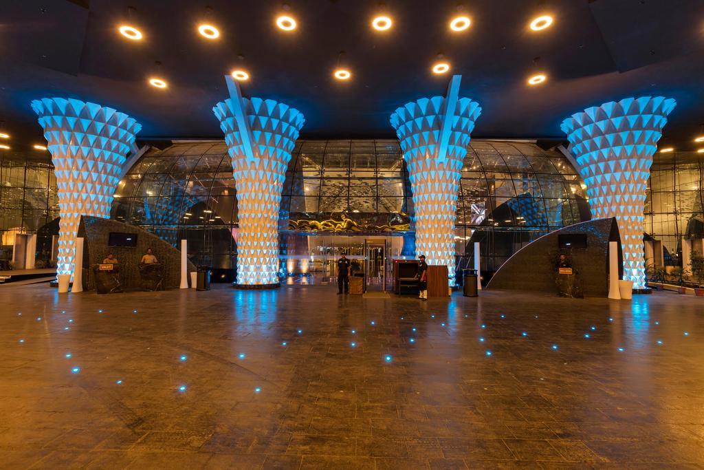 Hotel Sahara Star Mumbai Kültér fotó The interior of the terminal