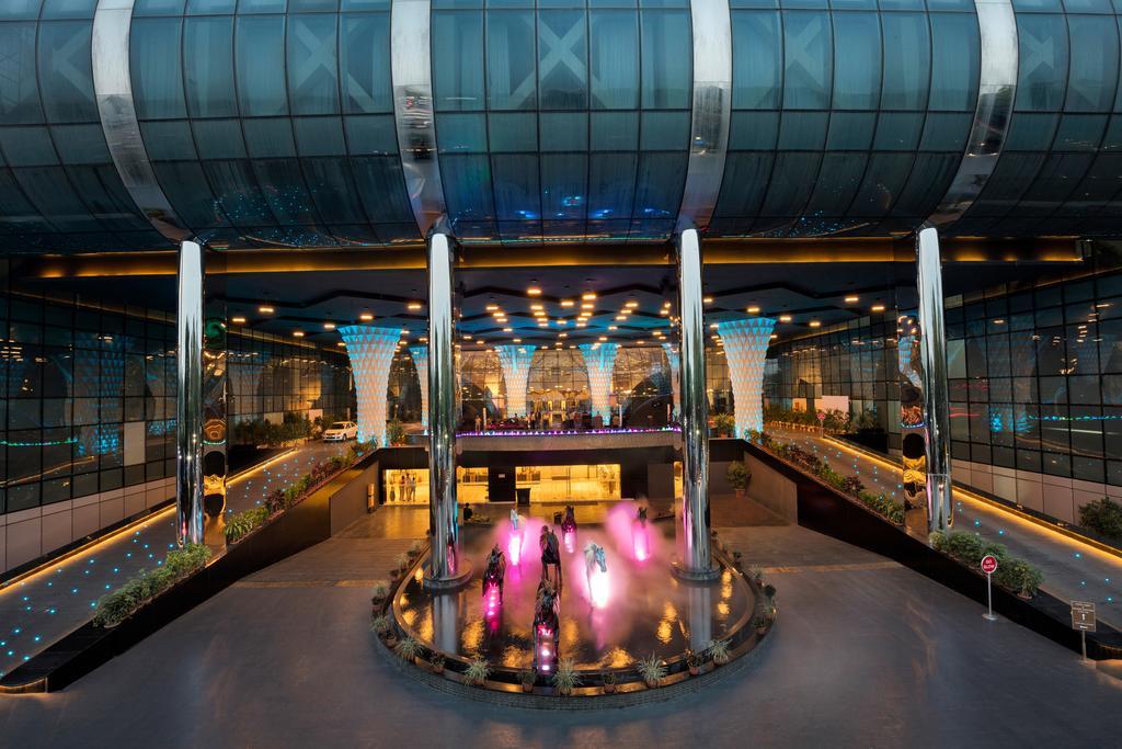 Hotel Sahara Star Mumbai Kültér fotó The interior of the terminal