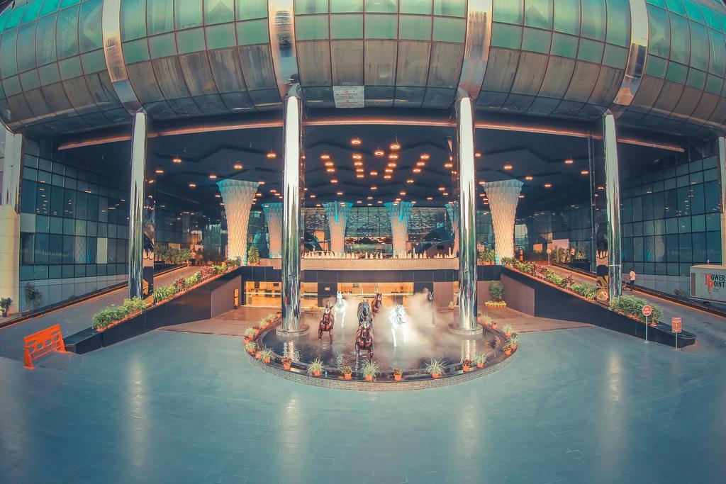 Hotel Sahara Star Mumbai Kültér fotó Interior of the terminal