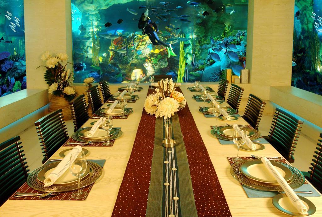 Hotel Sahara Star Mumbai Kültér fotó The Lost Chambers Aquarium