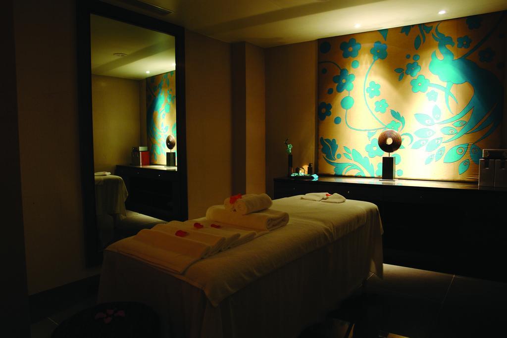 Hotel Sahara Star Mumbai Kültér fotó A massage bed