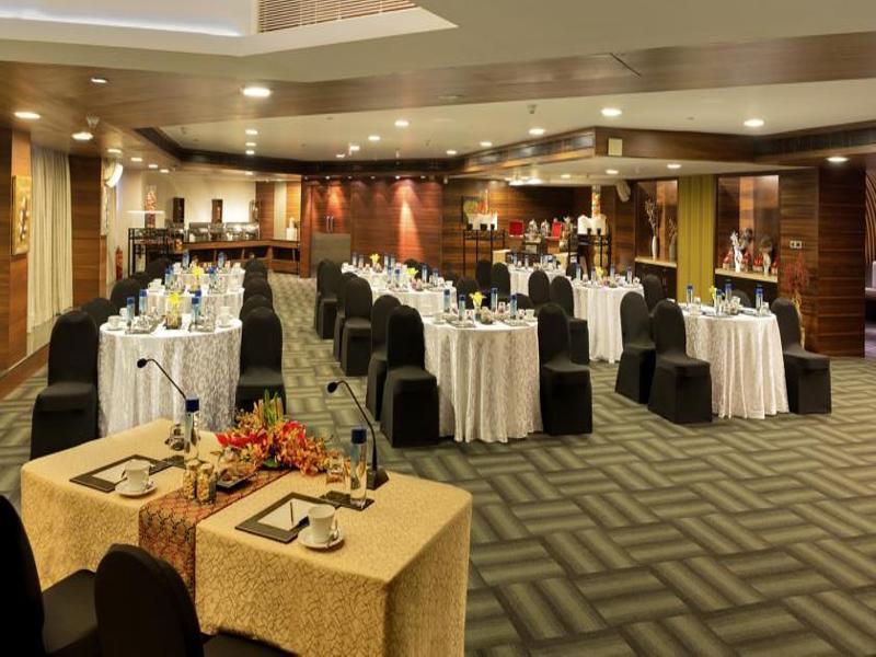 Hotel Sahara Star Mumbai Kültér fotó The Royal