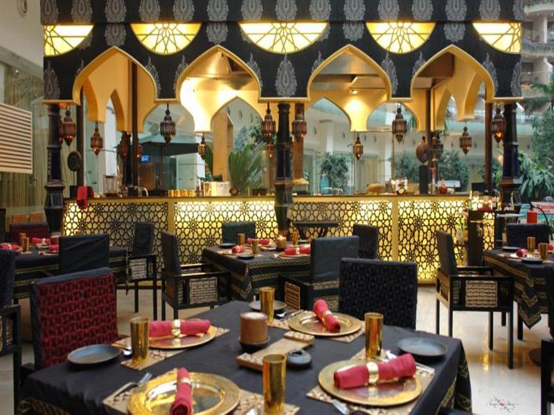 Hotel Sahara Star Mumbai Kültér fotó The restaurant