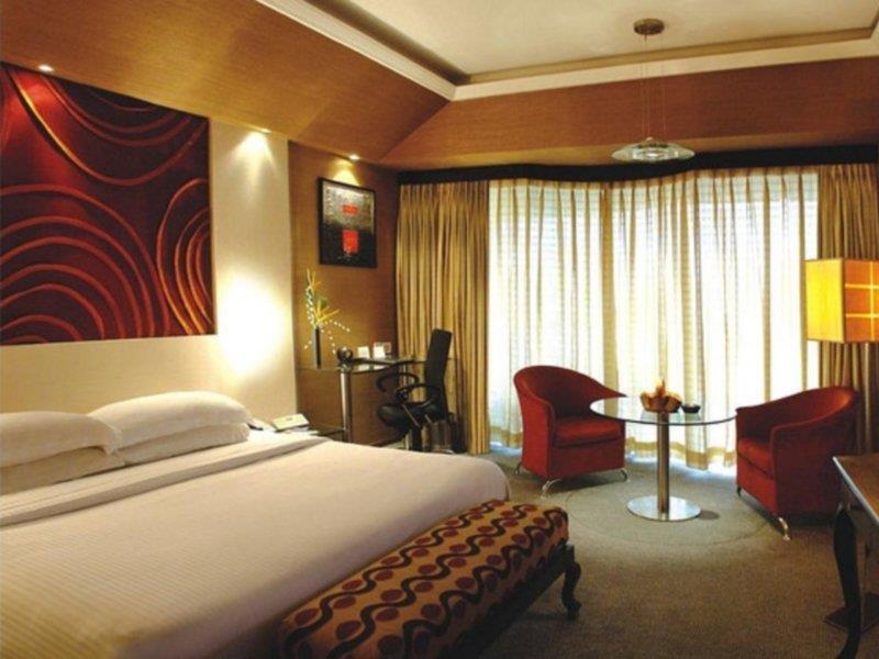 Hotel Sahara Star Mumbai Kültér fotó A room at the Taj Bengal