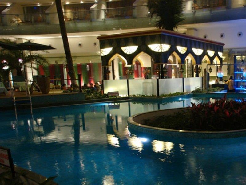 Hotel Sahara Star Mumbai Kültér fotó The pool at the hotel