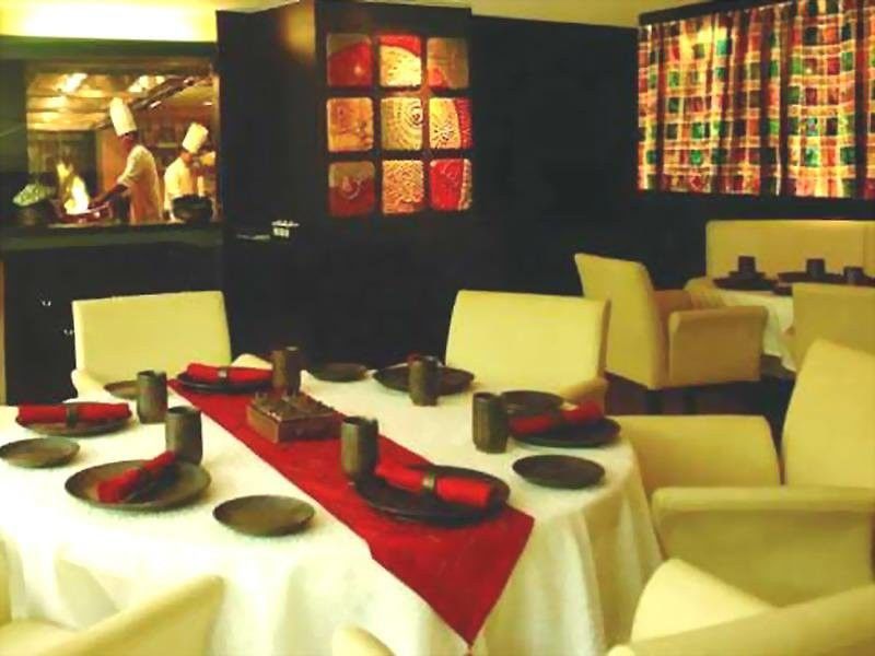 Hotel Sahara Star Mumbai Kültér fotó Interior of the restaurant