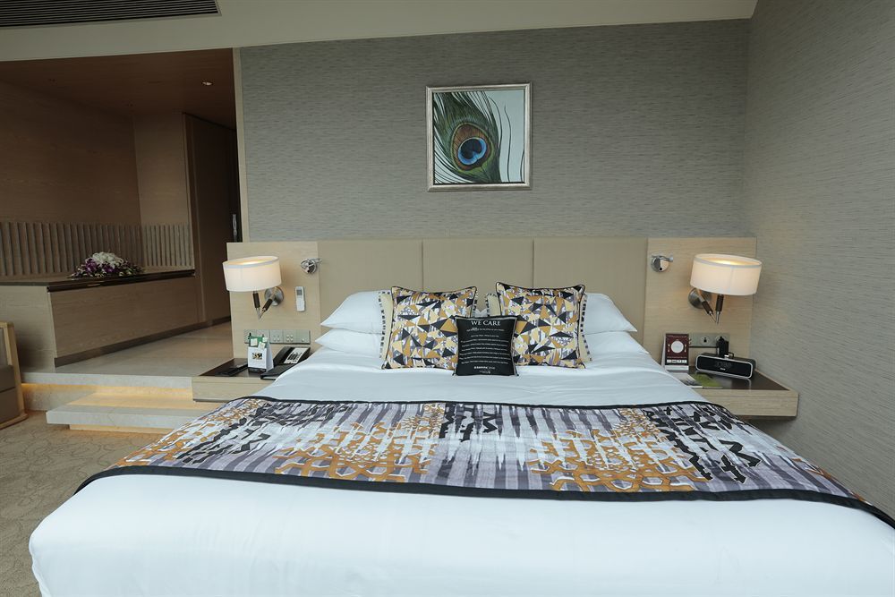 Hotel Sahara Star Mumbai Kültér fotó A bedroom at the hotel