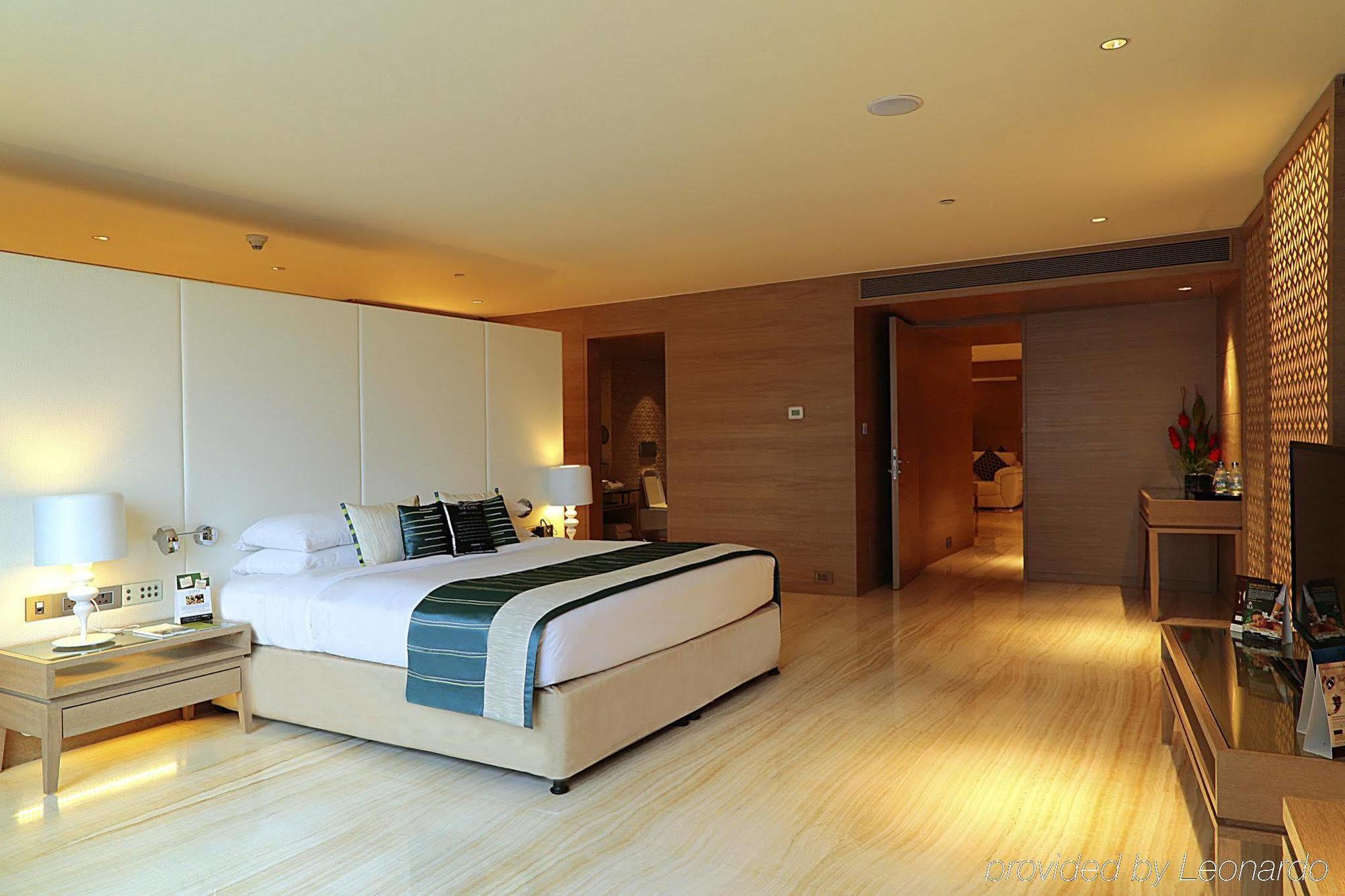 Hotel Sahara Star Mumbai Kültér fotó A bedroom at the hotel