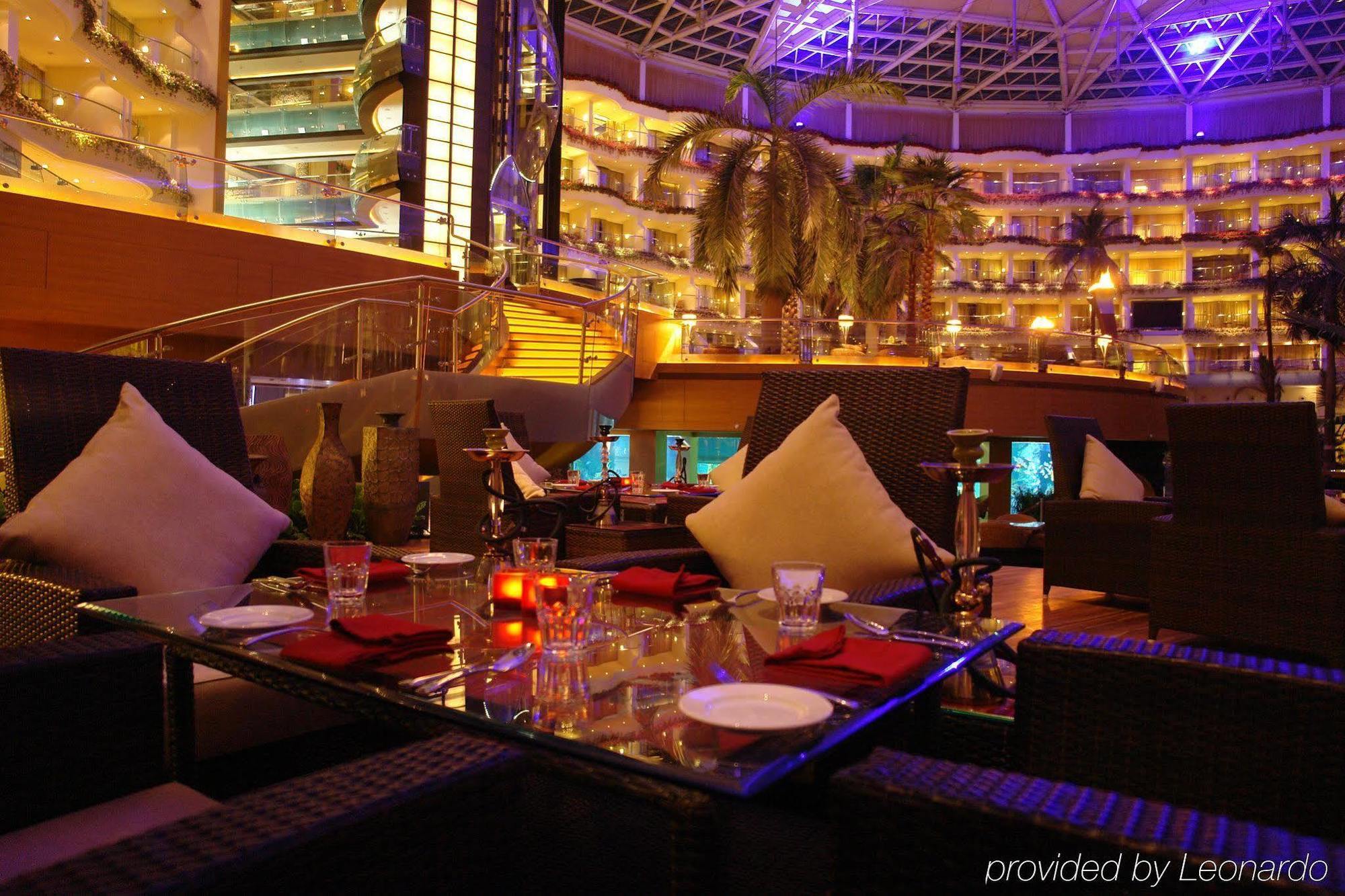 Hotel Sahara Star Mumbai Étterem fotó The interior of the restaurant