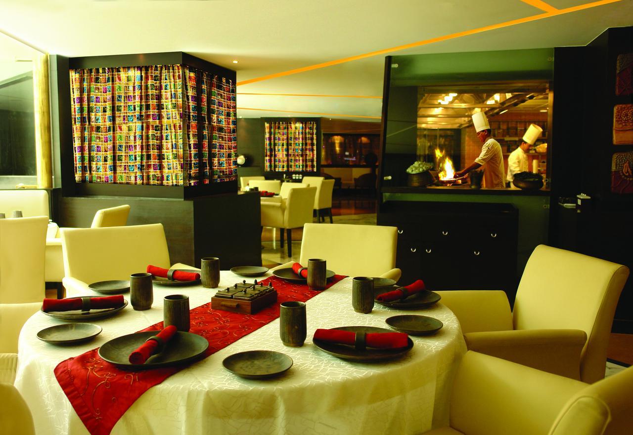 Hotel Sahara Star Mumbai Kültér fotó The interior of the restaurant