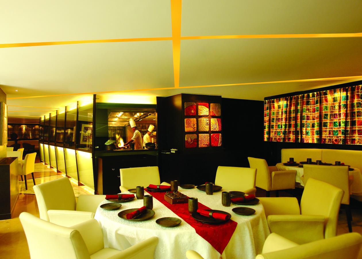 Hotel Sahara Star Mumbai Kültér fotó The interior of the restaurant
