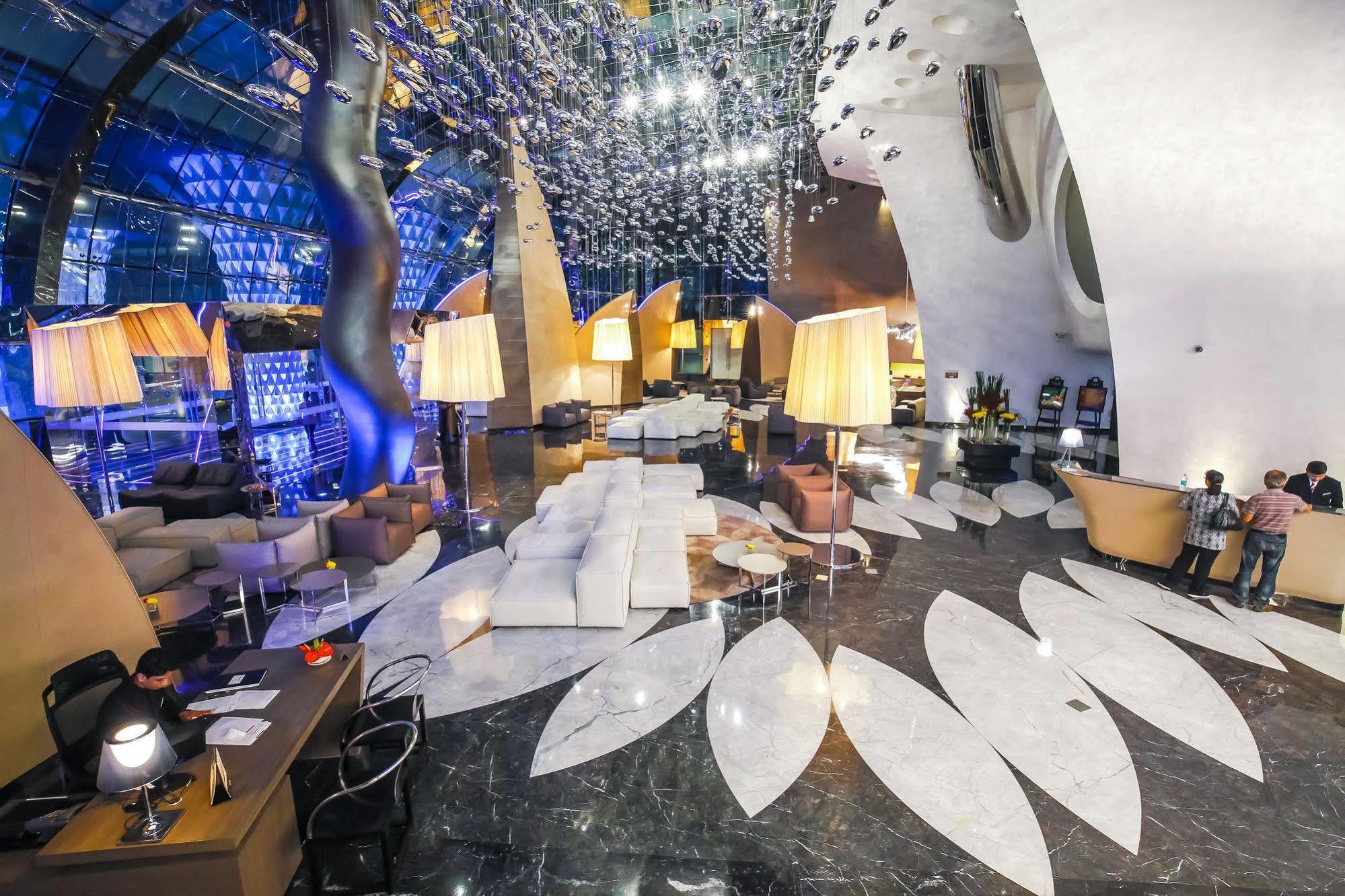 Hotel Sahara Star Mumbai Kültér fotó The lobby of the hotel