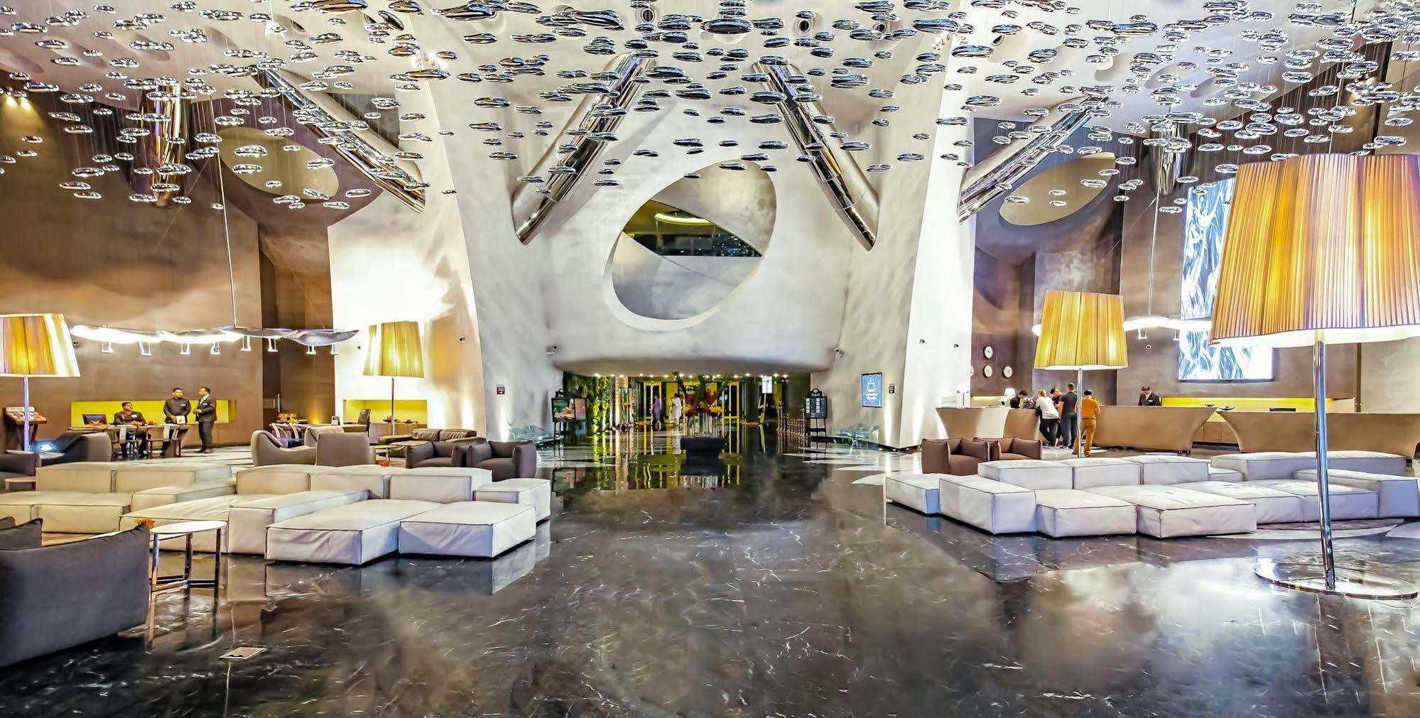 Hotel Sahara Star Mumbai Kültér fotó Lobby